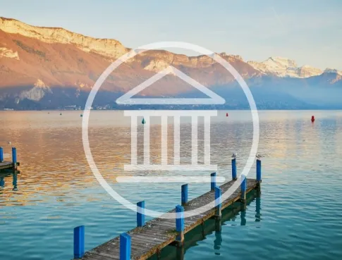 Travailler dans une banque locale à Annecy : quels avantages pour un jeune diplômé ?