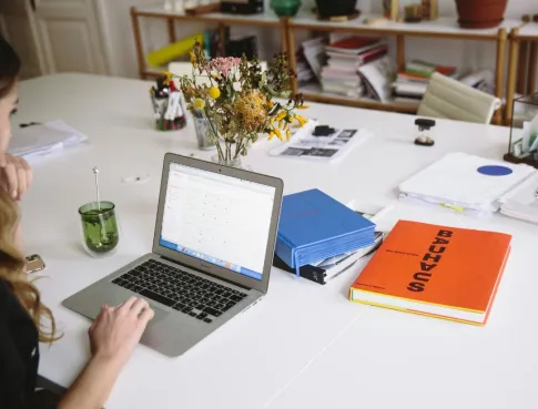 Choisis une carrière entre relationnel et stratégie  