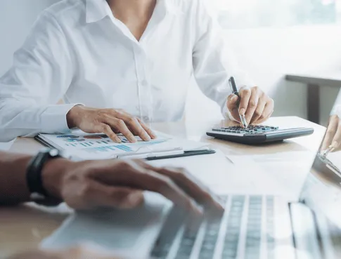 Conseille, accompagne, prot&egrave;ge