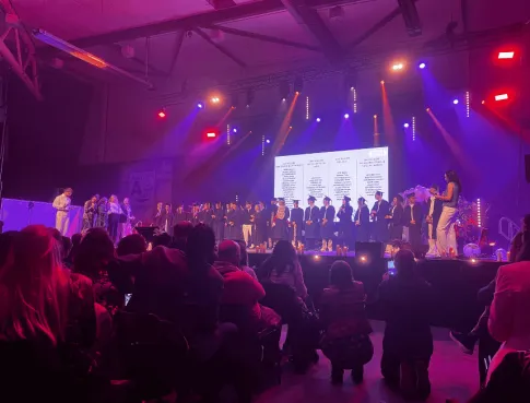 Les dipl&ocirc;m&eacute;s c&eacute;l&egrave;brent leur r&eacute;ussite