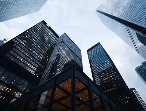 LE BACHELOR IMMOBILIER EN PARALLÈLE AVEC LA RÉALITÉ DU TERRAIN