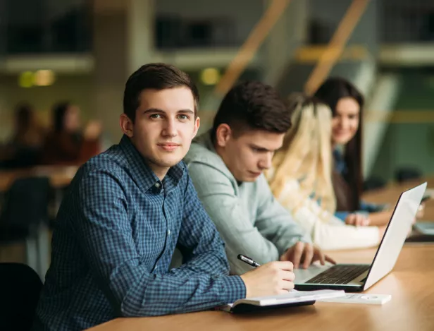 pourquoi-s-orienter-en-ecole-de-commerce-formation-bachelor-open-ecole-ipac-bachelor-factory-bordeaux