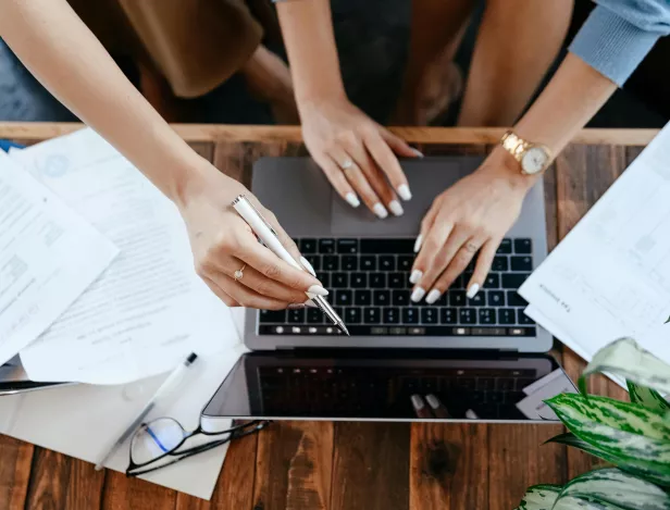 Alternance-ou-formation-initiale-quelle-voie-choisir-pour-ton-bachelor-en-commerce-marketing-et-négociation