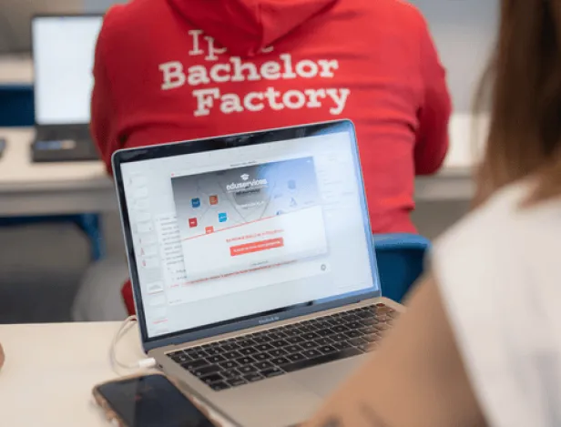 ecole-commerce-IBF-OPEN-MGE-etudiant-ordinateur