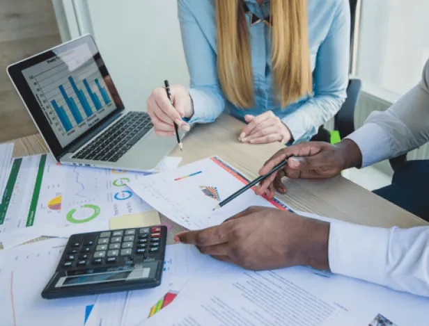 ecole-commerce-IBFhomme-et-femme-qui-travaillent