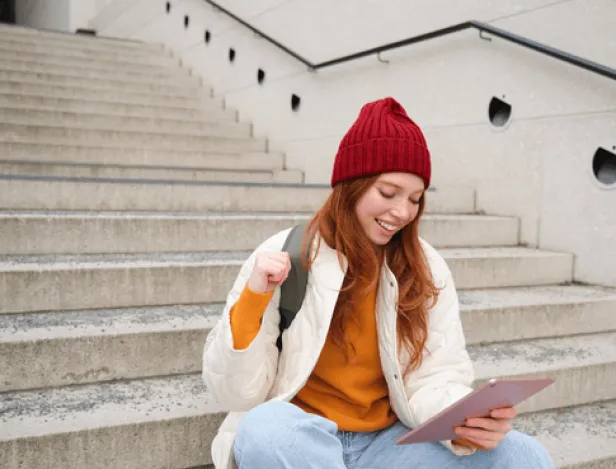 ecole-commerce-IBF-étudiante-qui-regarde-sa-tablette