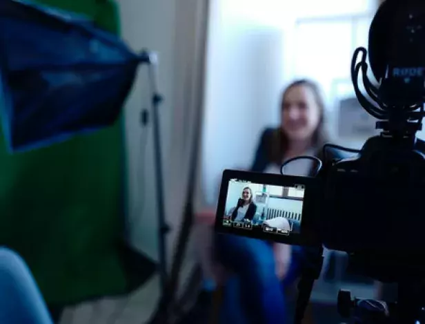 black-video-camera-2041396-3